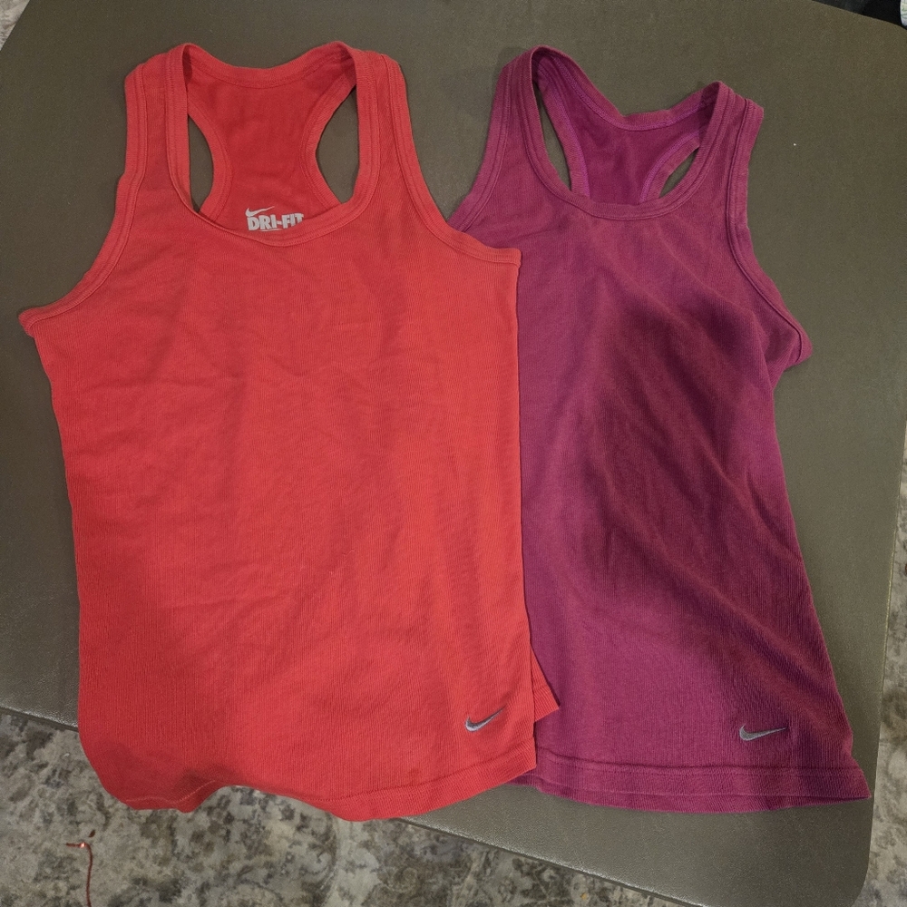 (2) Nike tank tops 💜 🩷